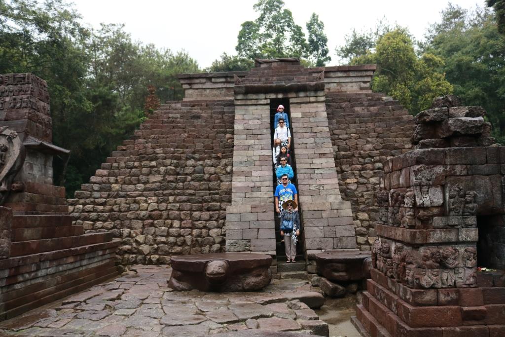 Paket One Day Trip ke Candi Cetho dan Candi Sukuh Karanganyar: Jejak Warisan, Budaya, dan Panorama Alam